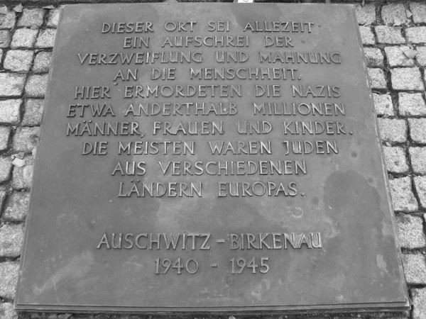Gedenktafel in Auschwitz II - Birkenau